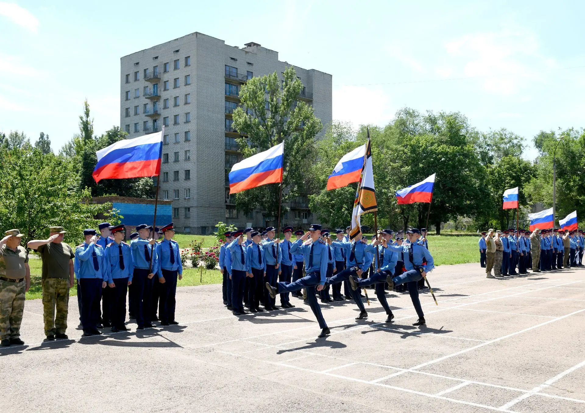 В Луганском казачьем кадетском корпусе состоялся флешмоб «Я люблю тебя - Россия!»

Ежегодно 12 июня 