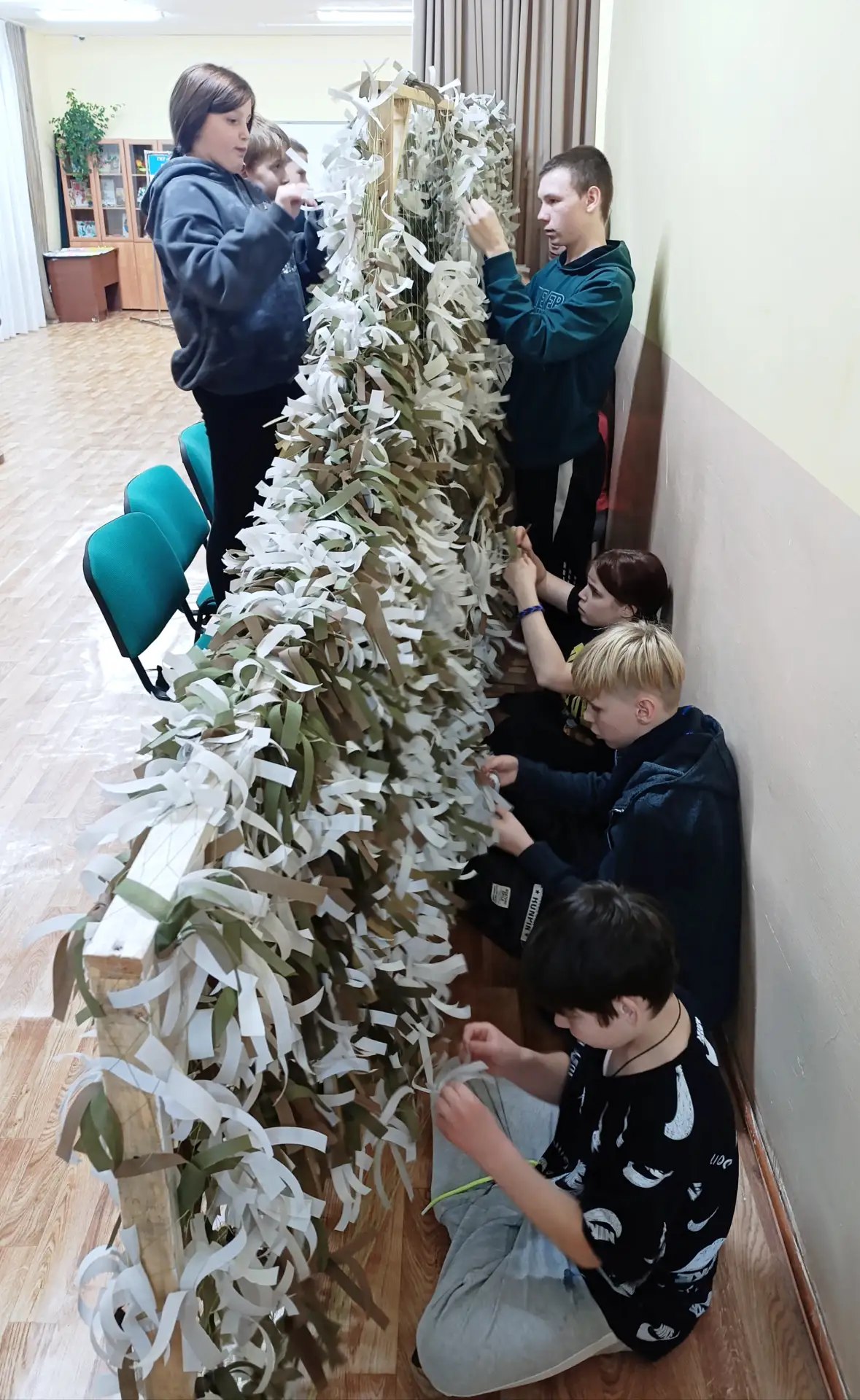 В филиале Центра ребята продолжают неустанно трудиться над созданием маскировочных сетей. Каждый вос