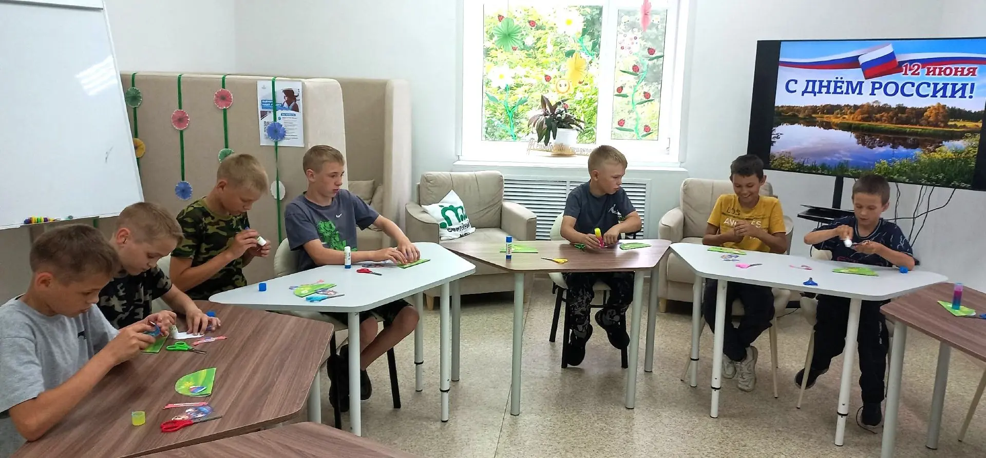 11 июня, в Семейном МФЦ прошло творческое занятие для детей, приуроченное ко Дню России. Ребята прин