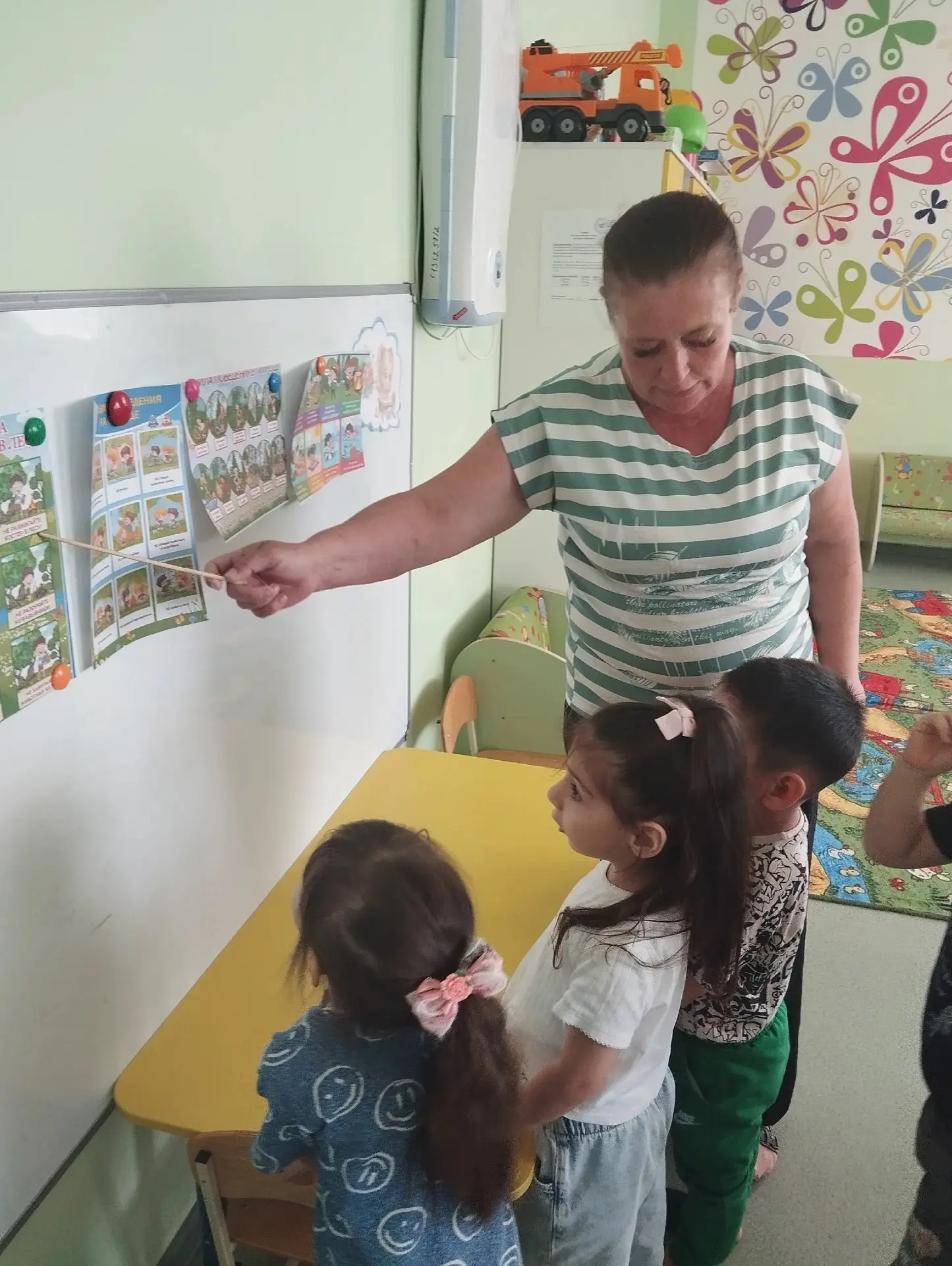С детьми младшей группы "Бабочки"и"Крохи" была проведена беседа: "Как вести себя в гостях у природы"