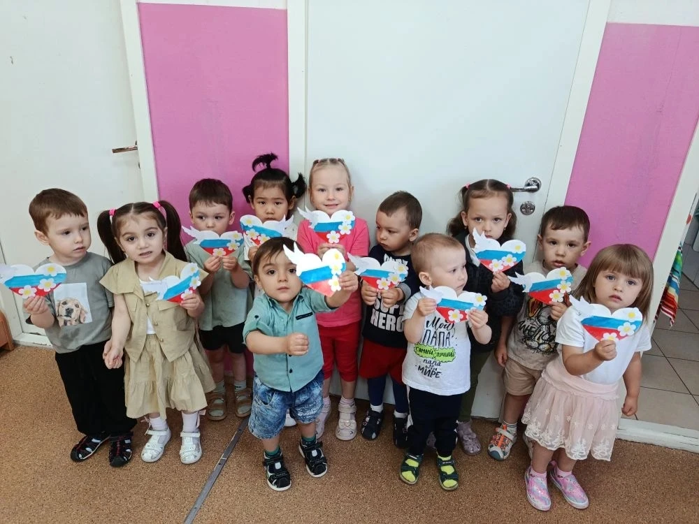 🇷🇺 День России в младшей группе №1: учимся и творим! 🇷🇺

Сегодня наши самые юные воспитанники из