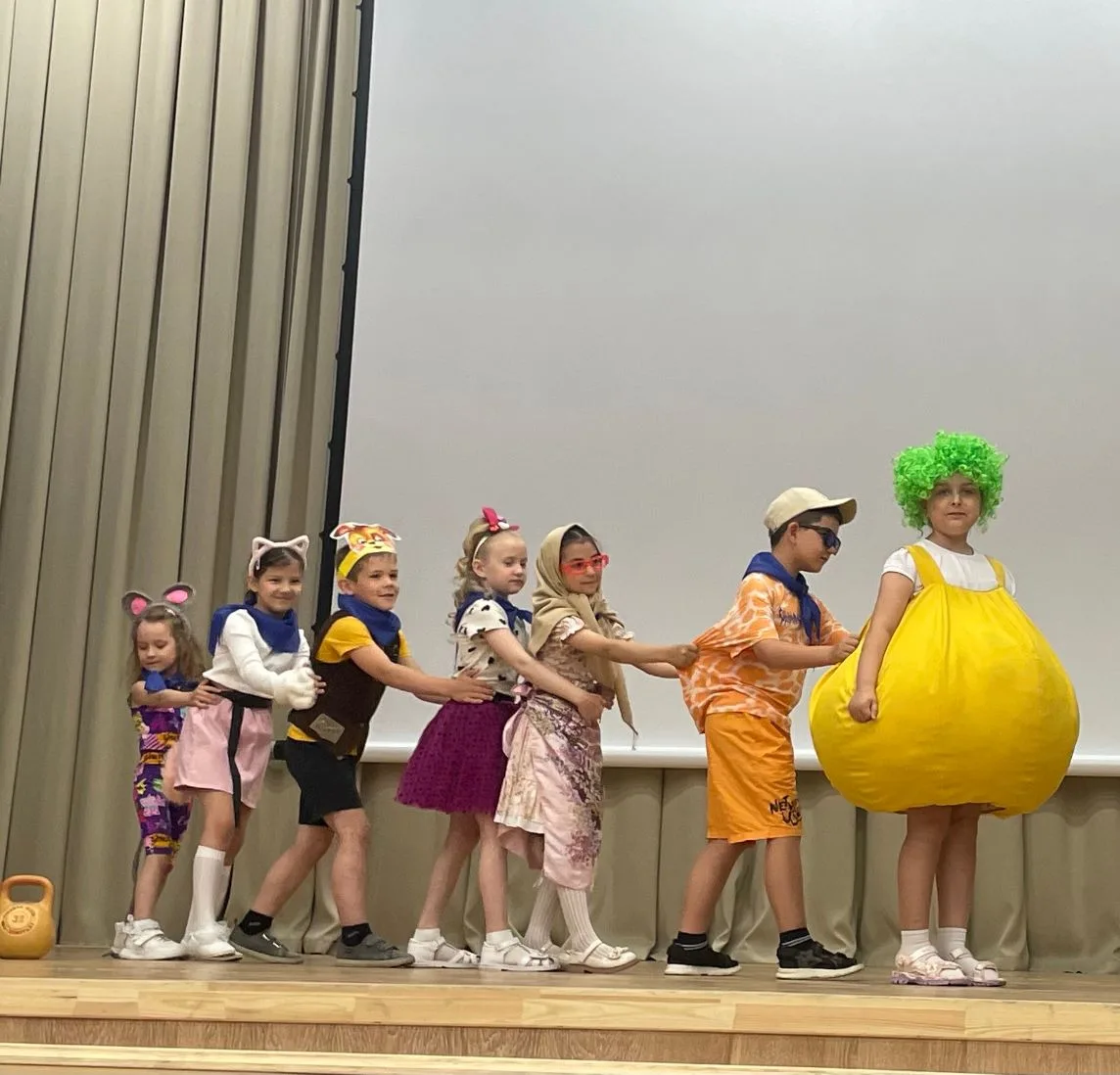 Долгожданный день открытия школьного лагеря «Радуга» 🎉 стал настоящим праздником для всех ребят 👫.