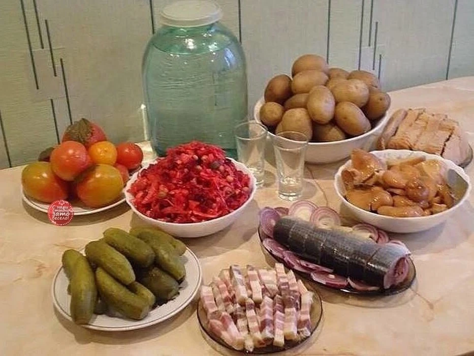 Главное украшение стола в трёхлитровой банке 🤣

Первый Пенсионерский 

👉Выплаты и Льготы