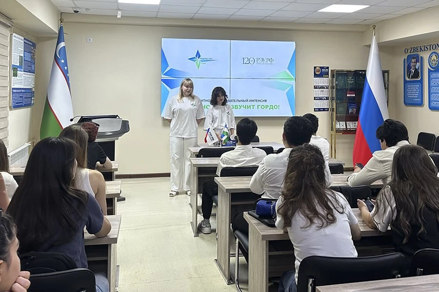 🎓В Ташкентском филиале РЭУ состоялась встреча студентов 1 и 3 курсов с участницами образовательного