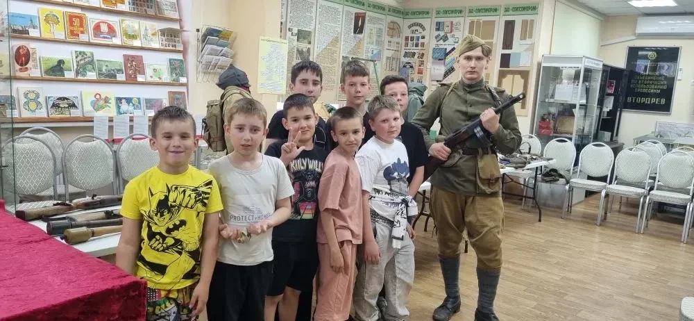 Сегодняшний, четвертый день нашего пребывания в лагере, начался многообещающе.                      