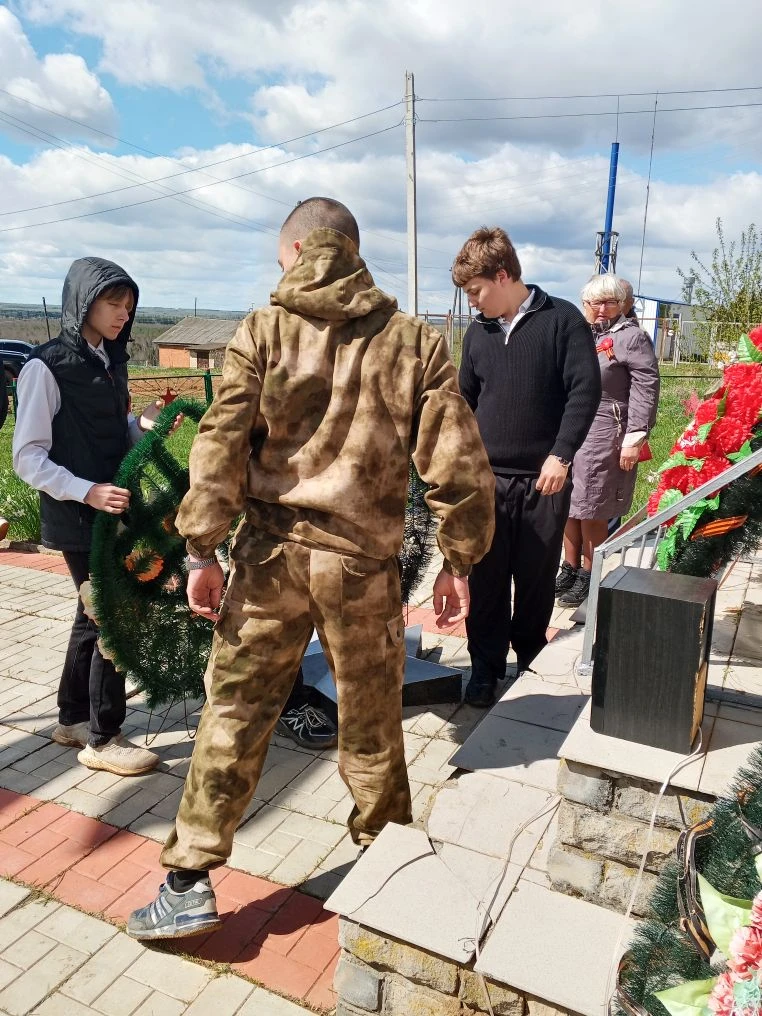 Сегодня , 9 мая , в нашем с. Коса прошло торжественное мероприятие у памятника. Вечная память героям
