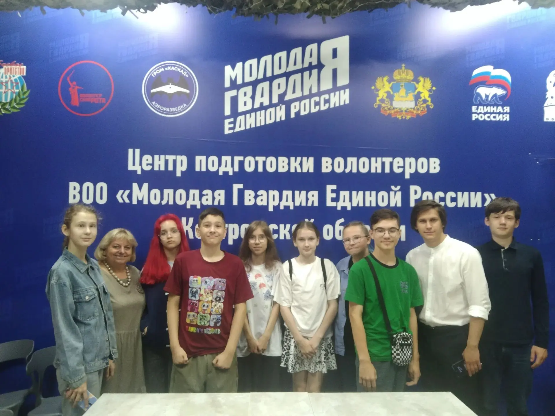 Для всех нас теперь путь открыт,
Лето веселой улыбкой манит,
Солнце на небе ребятам сияет,
Светом, т