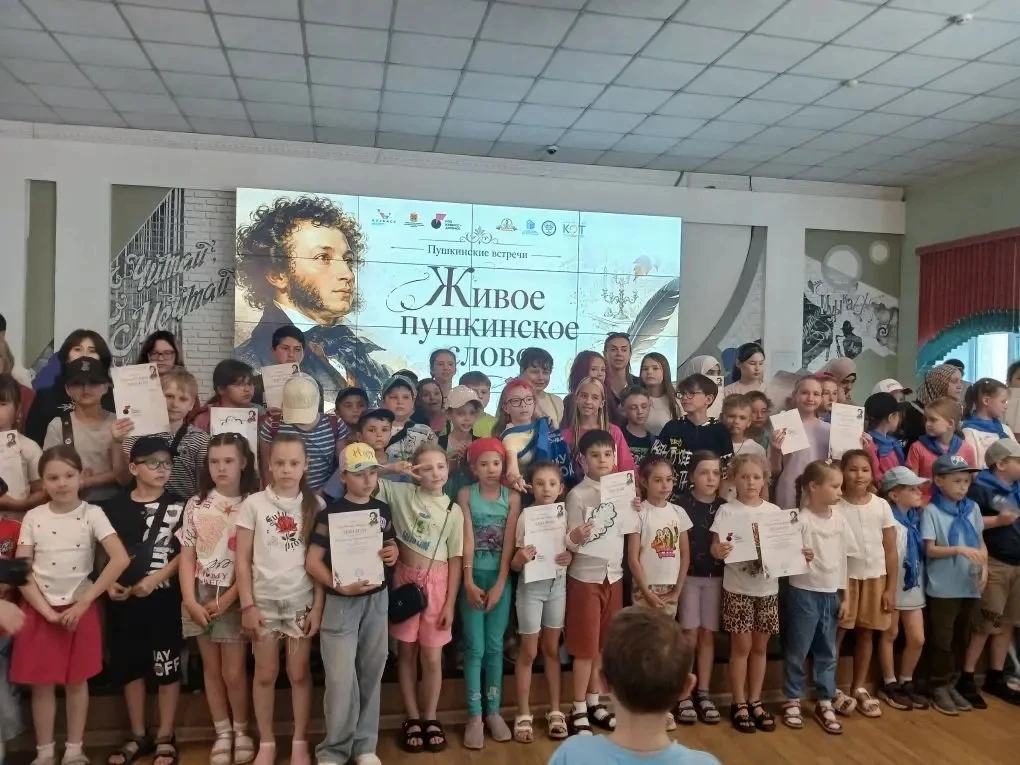 ✨ Четвёртый день в лагере ✨

Сначала ребята посетили мастер‑класс по изготовлению слайма 🫧

А после