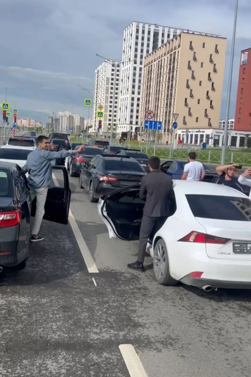 🚗 Свадебный кортеж устроил хаос на дорогах Тюмени

14 июня колонна люксовых авто проехала по Мориса