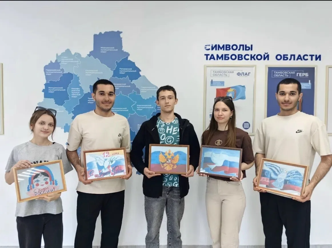 В преддверии Дня России наши активные студенты и сотрудники библиотеки организовали выставку рисунко