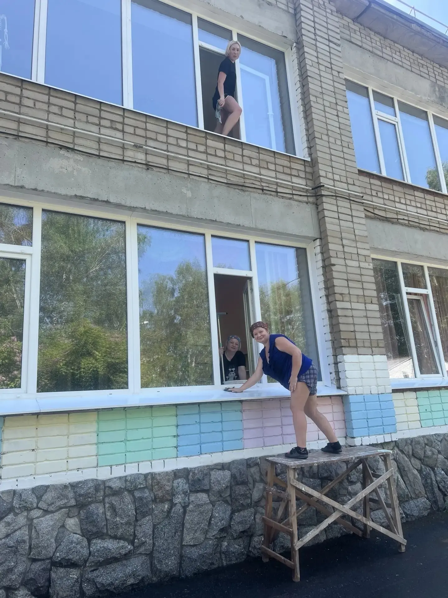 Идет вторая неделя ремонта в нашем детском саду!

Наши сотрудники трудятся не только на улице, но и 