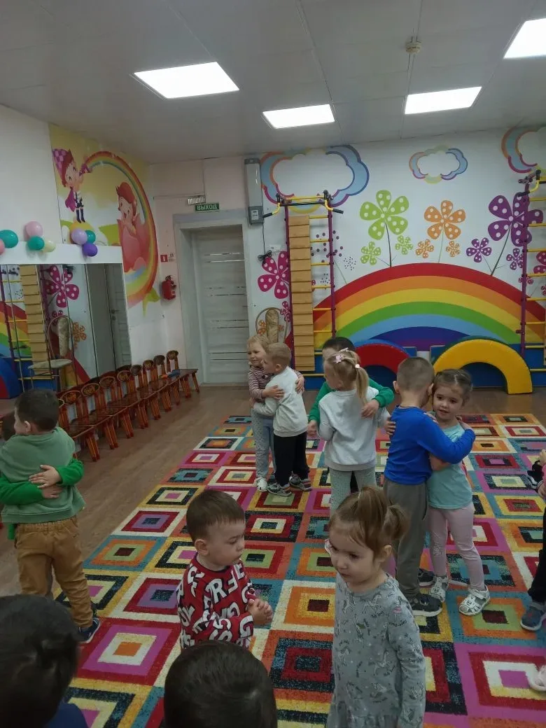 1 июня во 2младшей группе прошло равлечение" Здравствуй лето" .☀️
Дети пели, танцевали, отгадывали з
