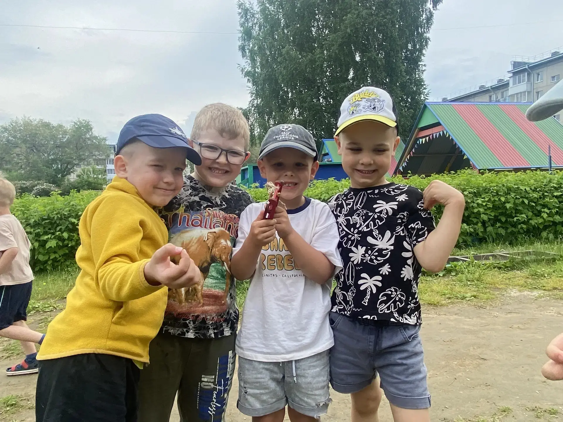 Лето дарит нам столько весёлых праздников! В нашем  детском саду прошёл чудесный «День дружбы» – ден