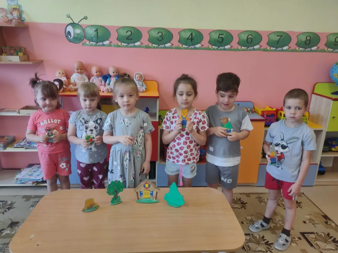 Сегодня ребята разновозрастной группы,показывали инсценировку любимой сказки.
Воспитанники  группы с