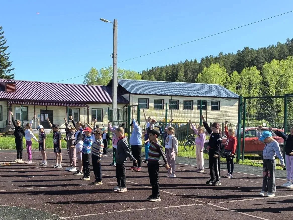 💫В День защиты детей в Усть-Удинском округе стартовала летняя кампания: открылись 11 лагерей для 36