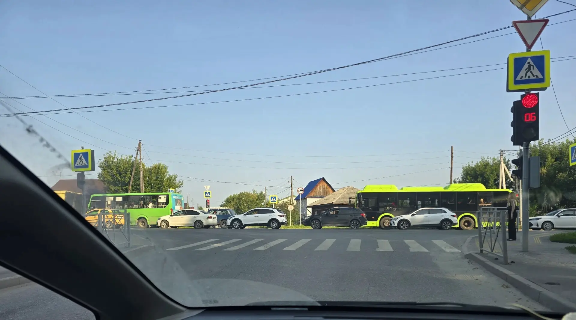 Уважаемые водители

Какого, простите, лешего вы вытворяете на перекрёстке Щербакова — Даргомыжского?