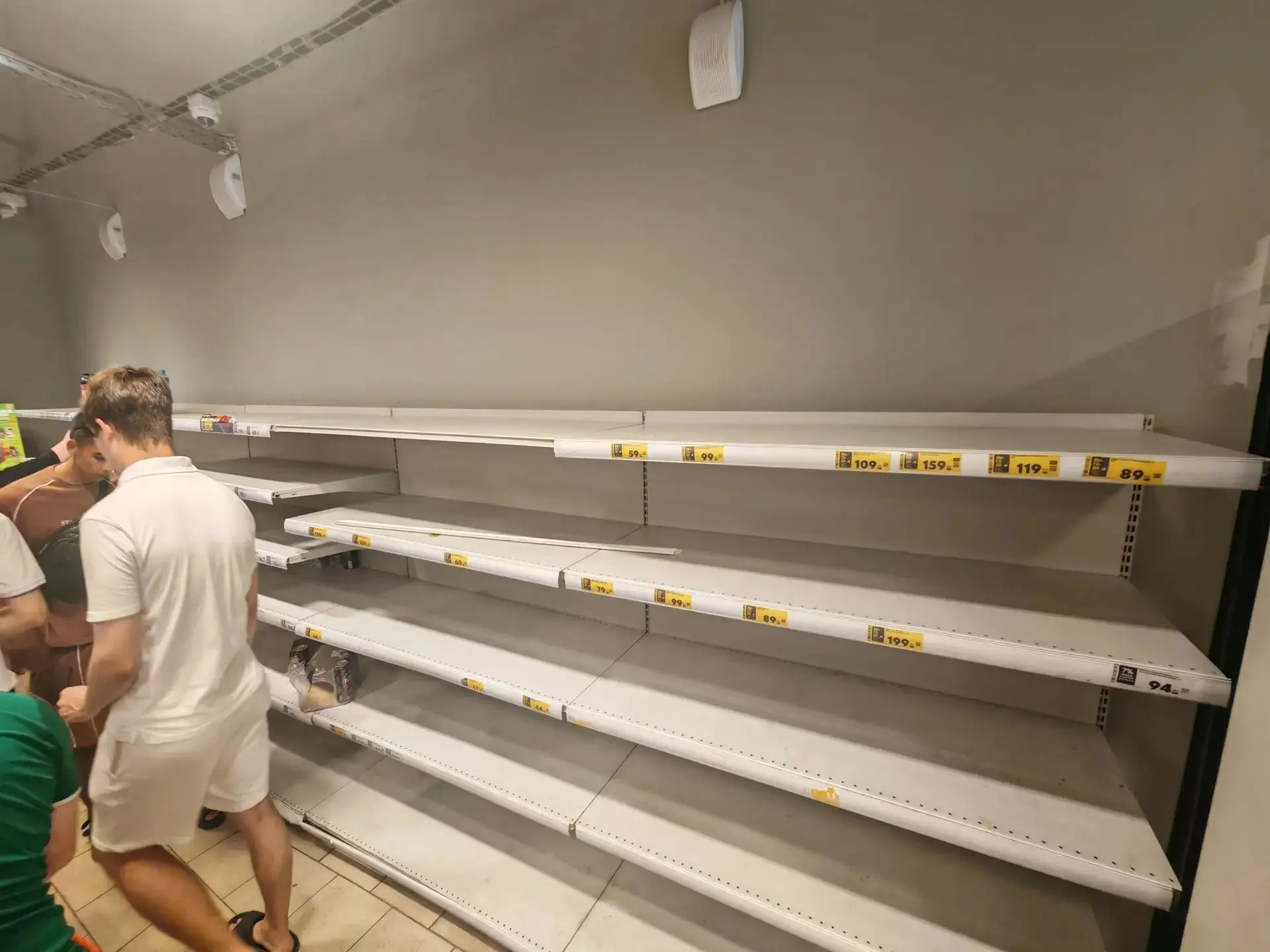 Полки некоторых магазинов обносят в поисках воды. Это кадр из магазина на Спешилова/Борцов Революции