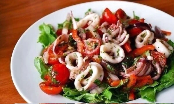 Салат с кальмарами и оливками — лёгкий и вкусный вариант 🥗 

Ингредиенты:

Кальмары — 200 г
Оливки 