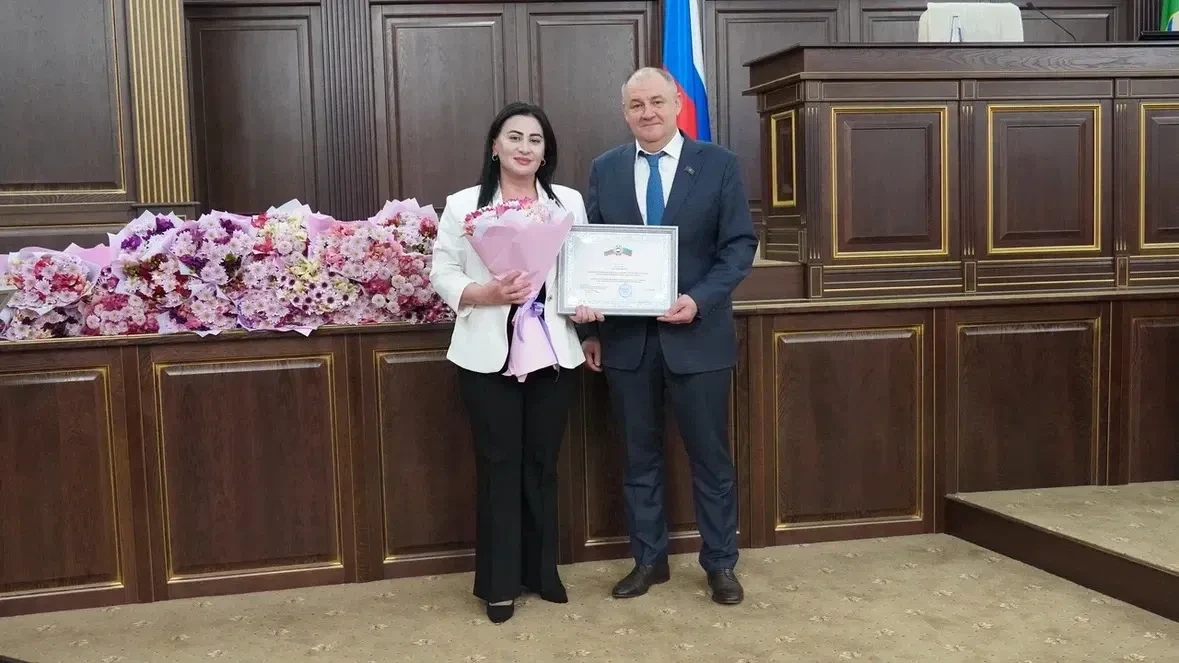 Представителям Карачаевского городского округа вручены Почётные грамоты Народного Собрания КЧР

В пр