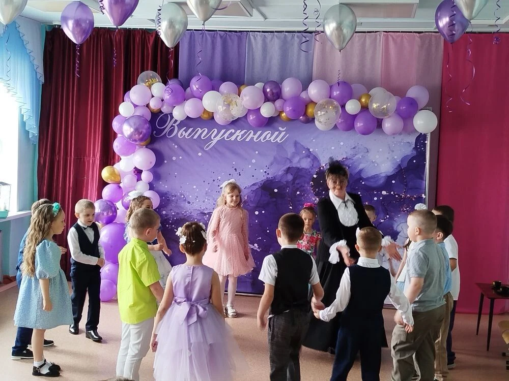 И вот настал торжественный момент!
Мы наших милых малышей
Сегодня в школу провожаем!
Добра и счастья