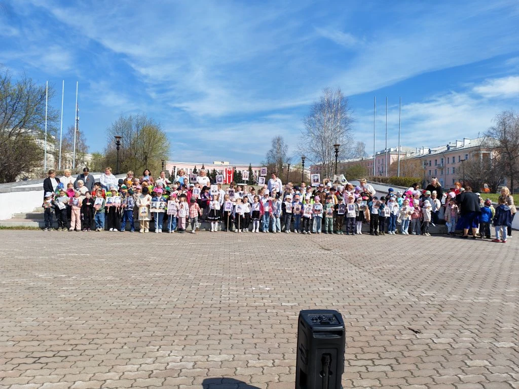 Торжественный митинг, посвящённый Дню Победы – дети отдают дань памяти героям
9 Мая-особенный день в