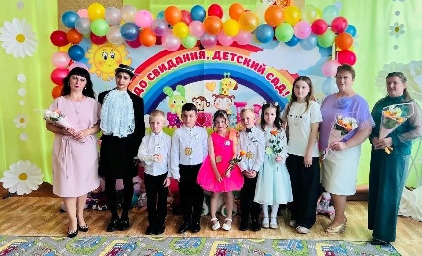 29 мая в нашем детском саду состоялся выпускной бал .
 Выпускной – это как «порог» из детства во взр