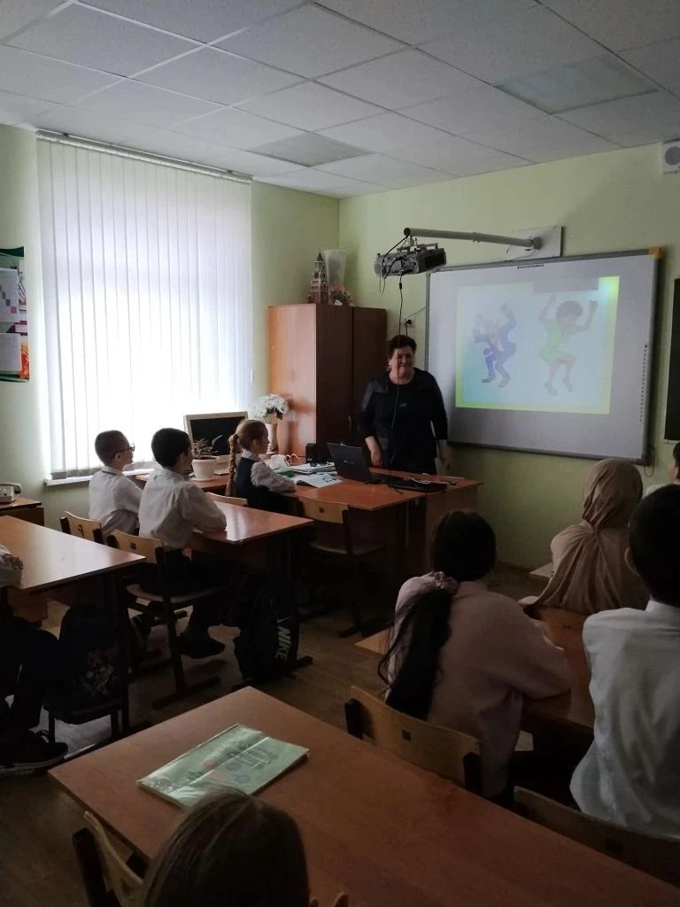 В 5 классе, в рамках недели психологии, прошёл классный час на тему "Эмоции правят мной или Я ими". 
