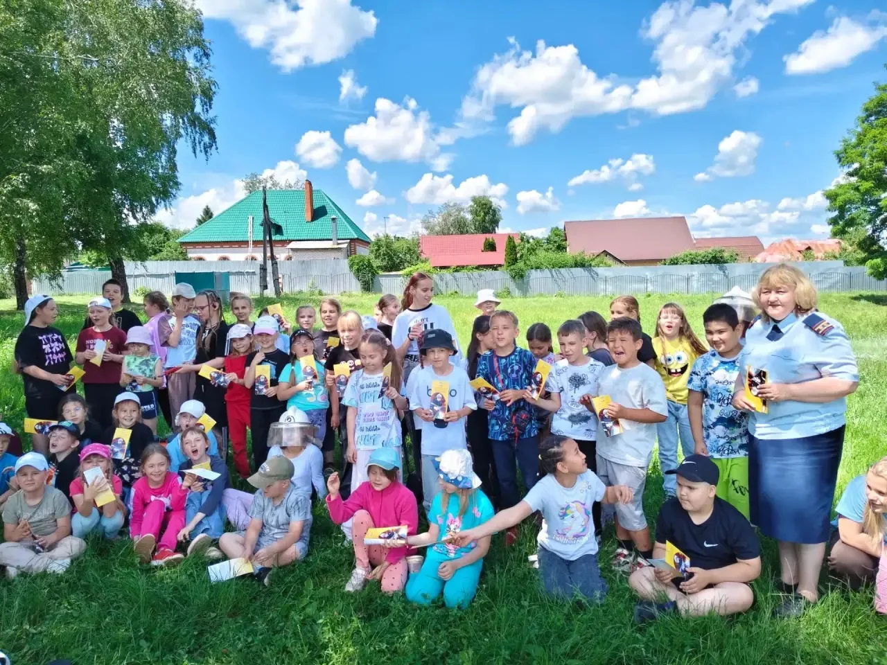 🎉 Понедельник в пришкольном лагере «Солнечный»! 🌞

День начался с зажигательной зарядки-флешмоба п