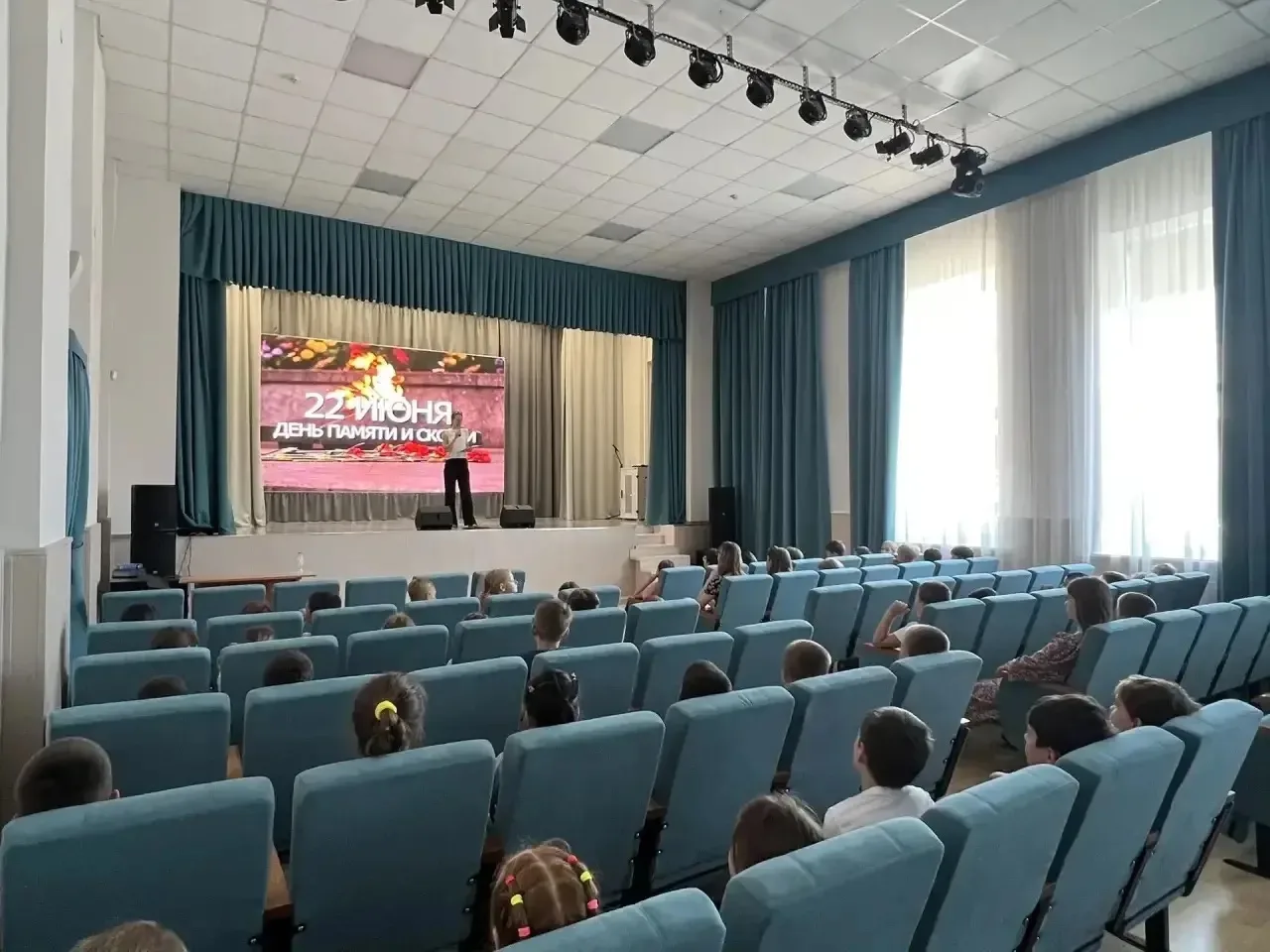 22 июня — День памяти и скорби.

Сегодня в нашей школе прошла торжественная линейка, посвященная это