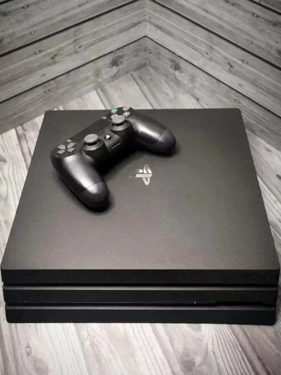 Sony Playstation 4 pro 1tb Полностью обслужена. + 1 Джойстик + одна игра + Доксианция для двух джост