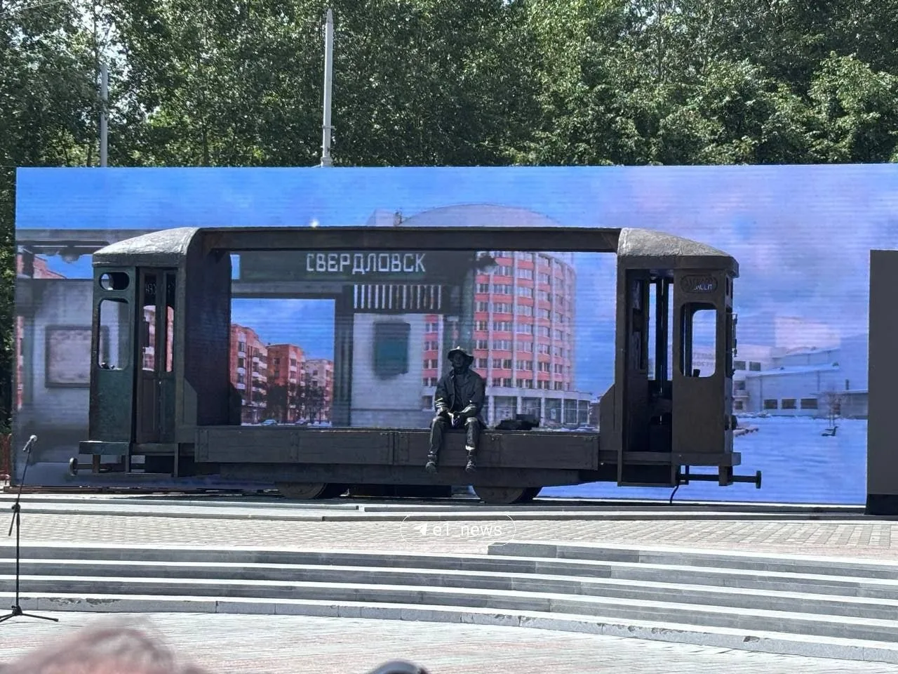 Торжественное открытие памятника режиссёру Алексею Балабанову состоялось в Екатеринбурге.

Церемония
