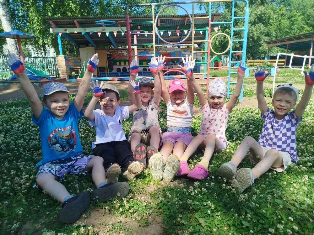 Детский взгляд на главный символ страны 🇷🇺

У взрослых флаг — это строгие полосы и официальные мер