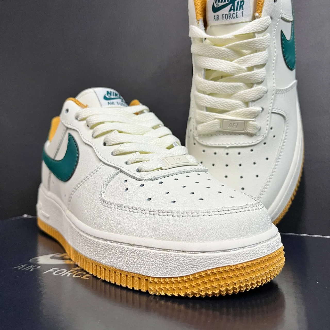👟  Nike Air Force   👟

 🤍💛🌊 — белый корпус, жёлтая подмётка, свуш цвета морской волны. Океански