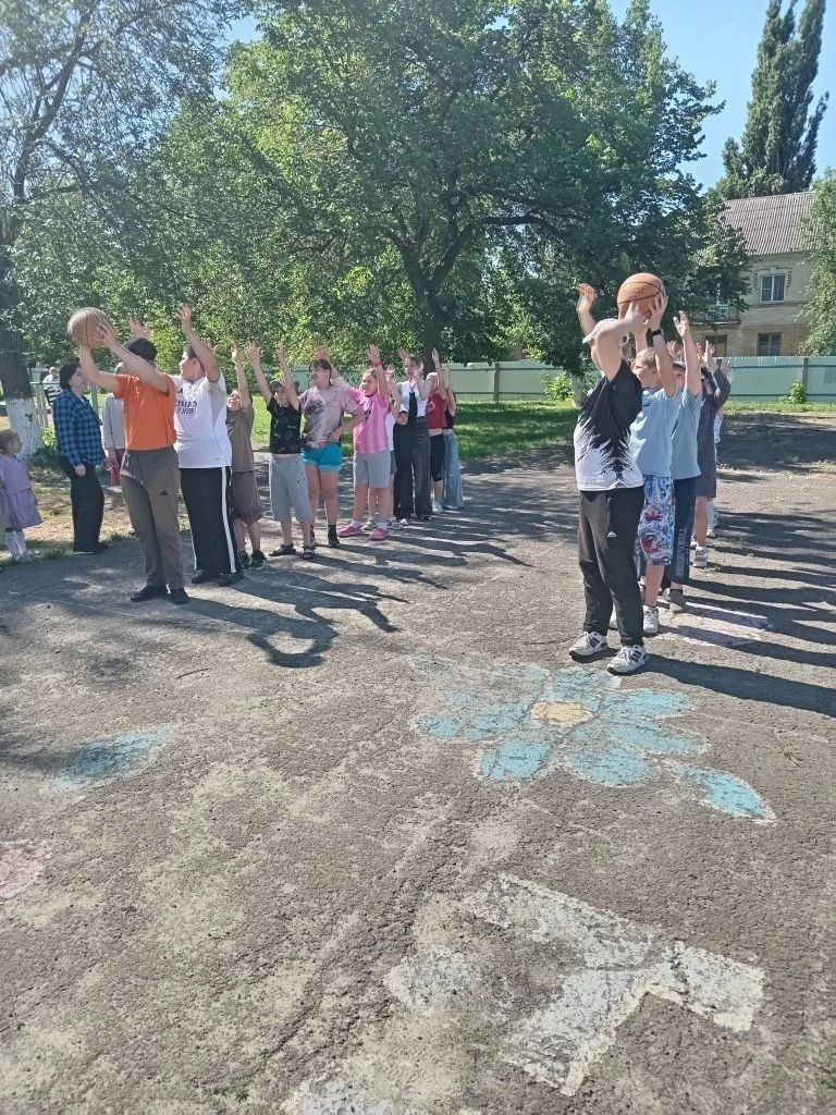 «Весёлые старты» в лагере «Улыбка»: день, полный спорта и радости
   В пришкольном лагере «Улыбка» ц