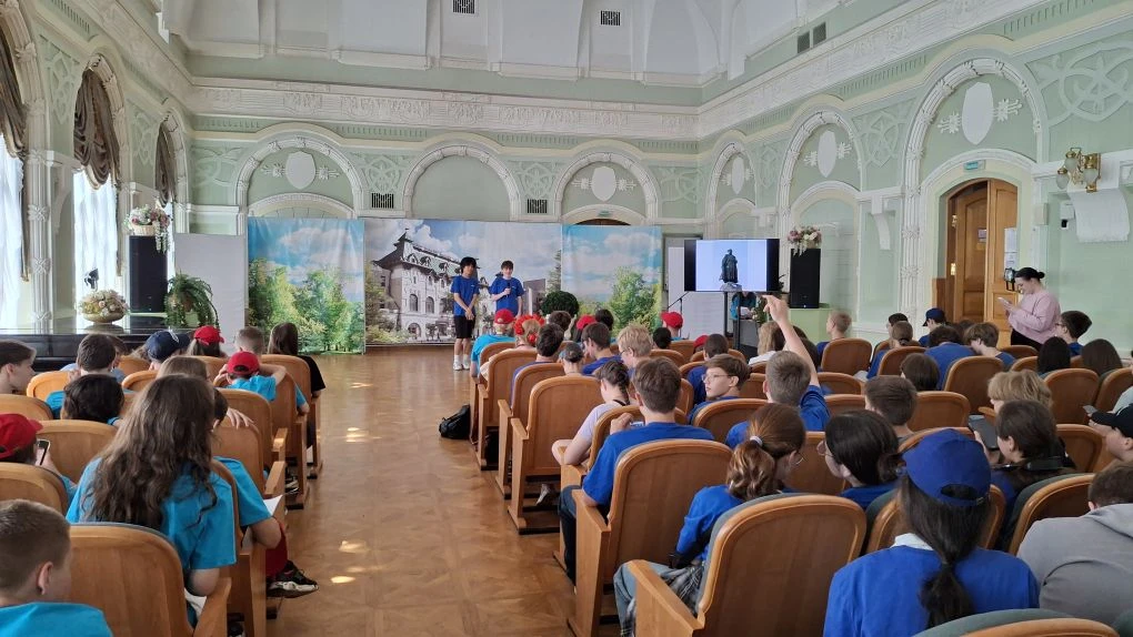 💥☀️ Сегодня в нашем Дворце снова собрались трудовые отряды старшеклассников! 

🌸 Руководитель ТОС 
