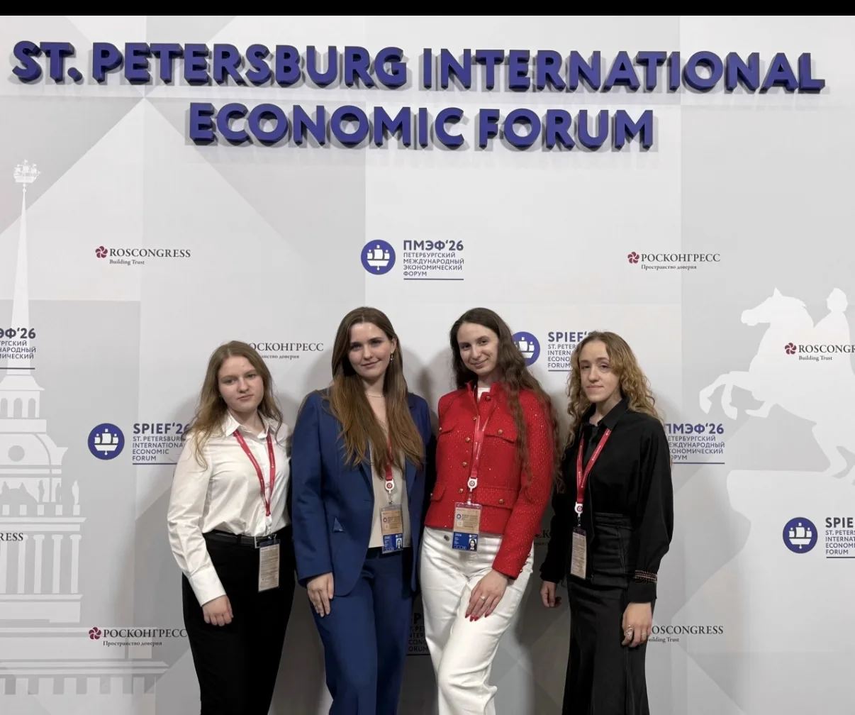 Студенты строительного факультета приняли участие в ПМЭФ 2026 

6 июня студенты нашего факультета ст