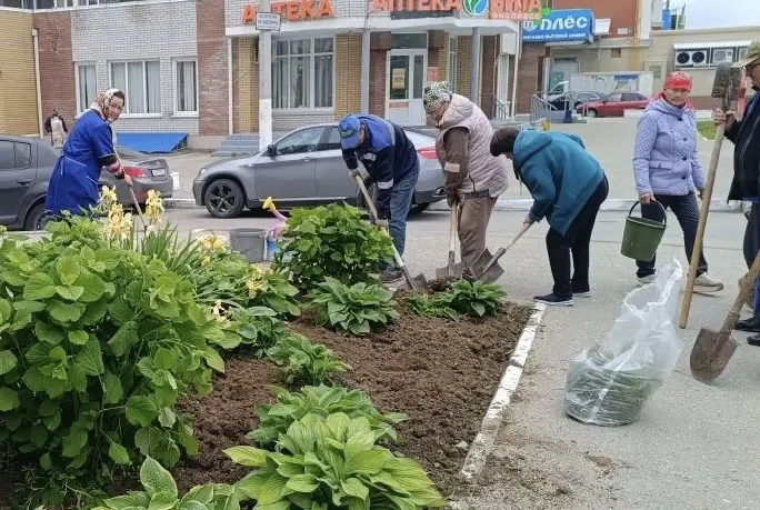 Здравствуйте!
Бригада рабочих по комплексной уборке УК «Волжский-3» выполняет работы по благоустройс