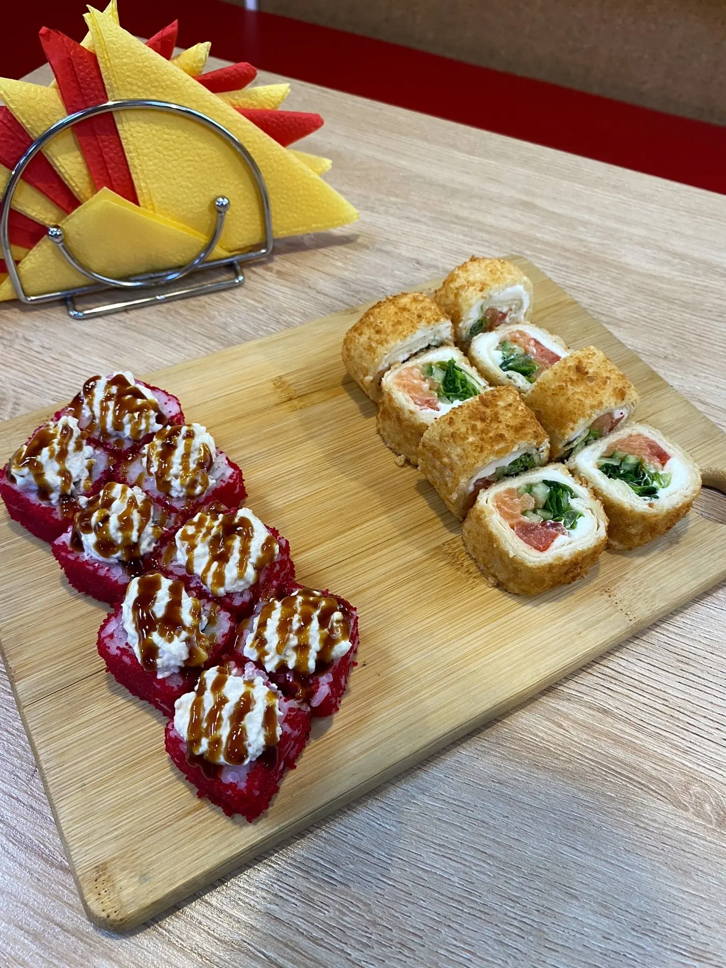 Вкус роллов может раскрыться по-новому, если добавить к заказу один из наших соусов 👌

Лови список 