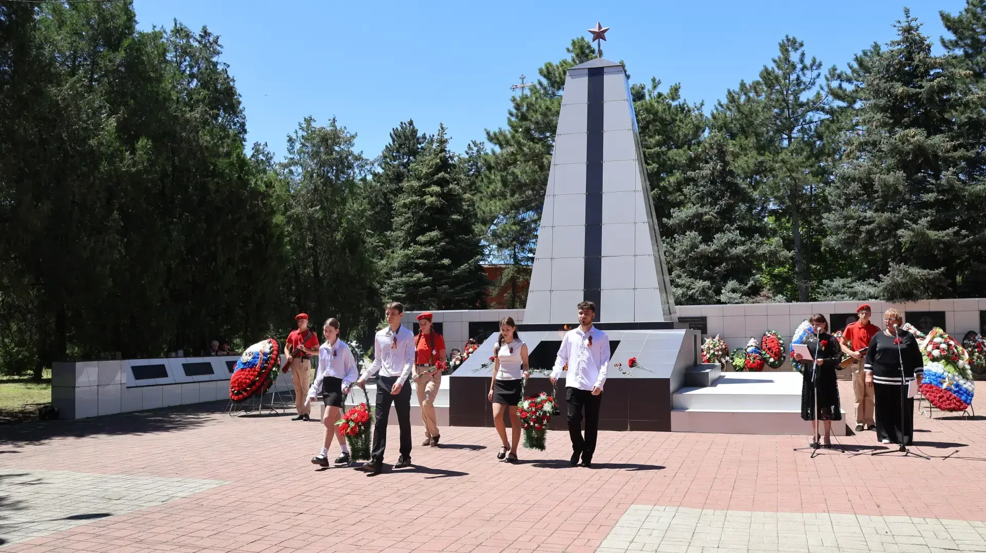 Сегодня, 22 июня, в День памяти и скорби, у мемориала «Вечный огонь» в Старощербиновской собрались ж