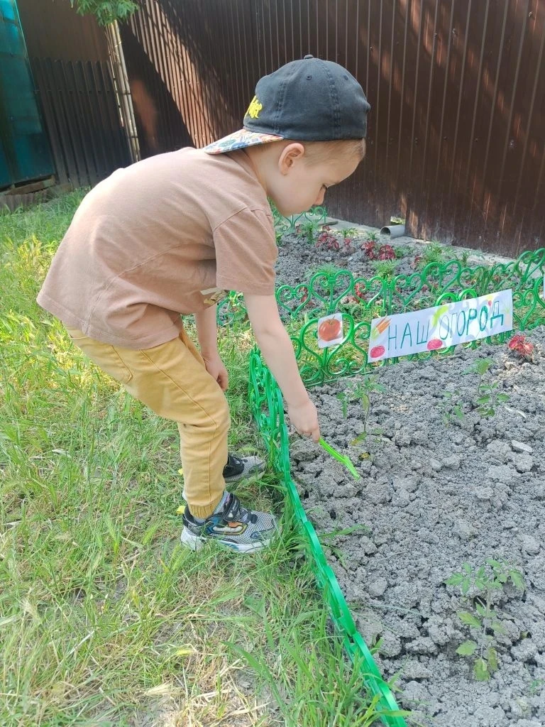 🌱 Наш первый огород! 🌱

В  группе «Светлячки» случилось маленькое чудо — благодаря стараниям  восп