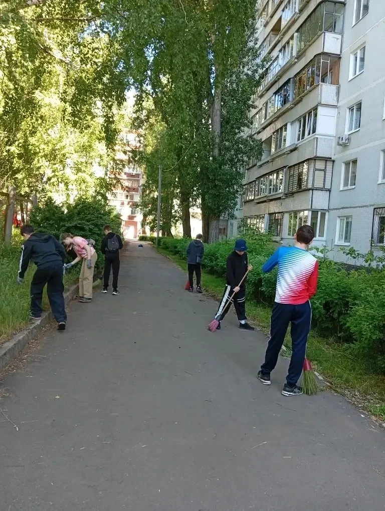 Кипит работа в школьном лагере труда и отдыха!!! Ребята приводят в порядок прилегающую к школе терри