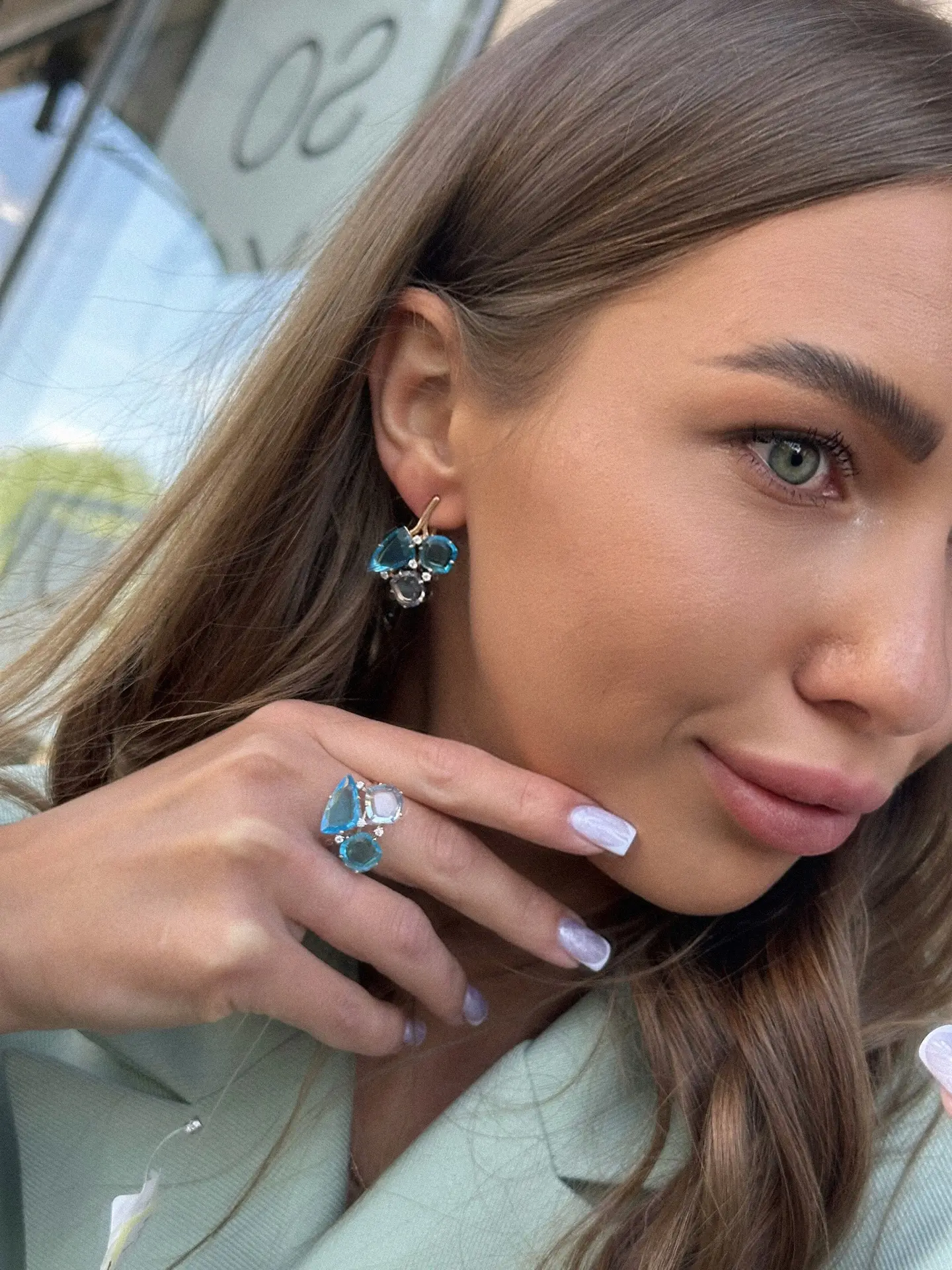 🌿🌸☀️ Палитра этого лета: прохлада голубого топаза, сочность хризолита и глубина граната. 

Найдите