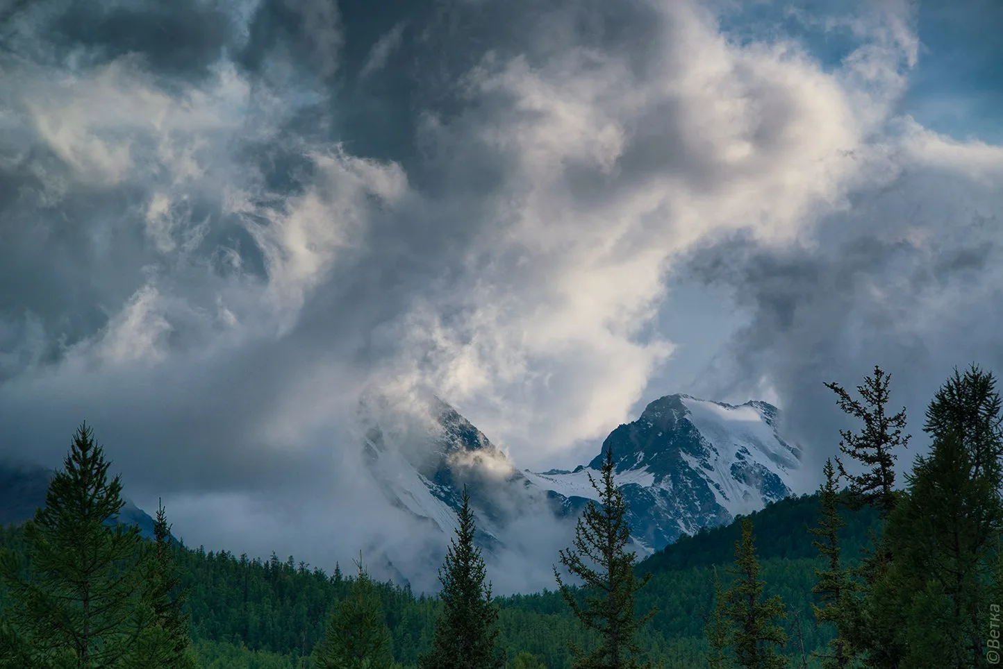 Горы ⛰️⛰️⛰️ — это лёгкие планеты.

А туманы — их мысли.


#яжфотограф 📸