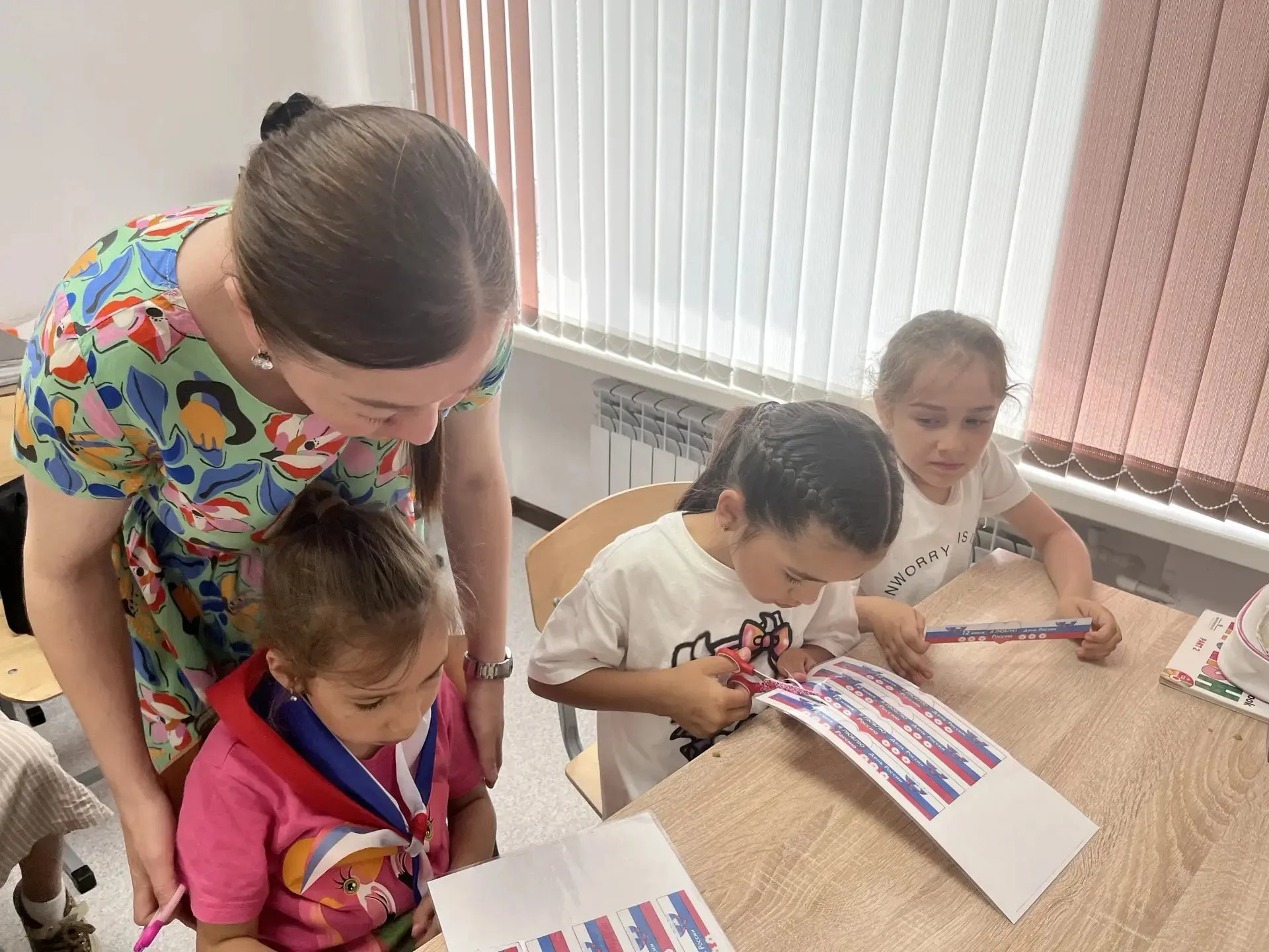 Белла Махмудовна, спасибо за идею! 🤍💙❤️

Сегодня вместо обычных игр мы делали браслеты-обереги с с