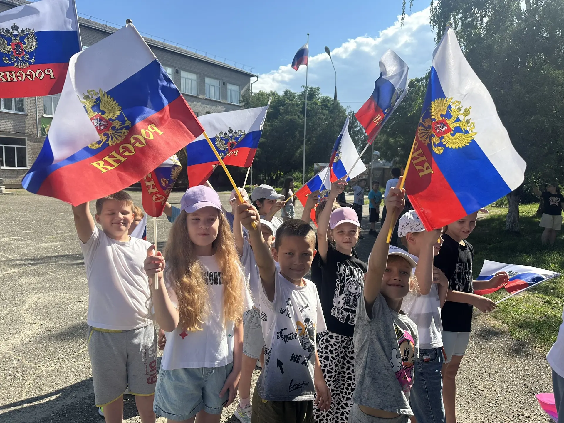 🇷🇺 День России в «Родничке»: флешмоб, который объединил

В преддверии главного государственного пр
