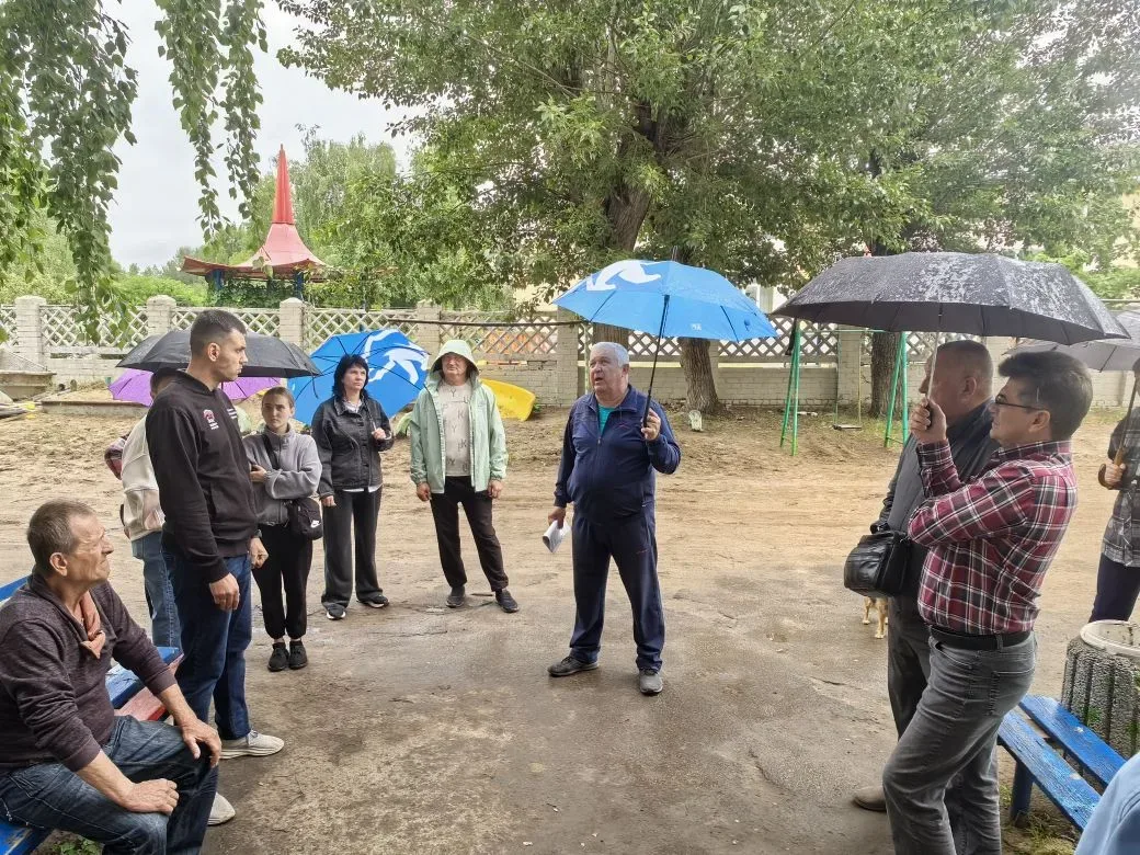 Провел рабочие встречи с жителями как в местном отделении "Единой России" Рубежного , так и на выезд