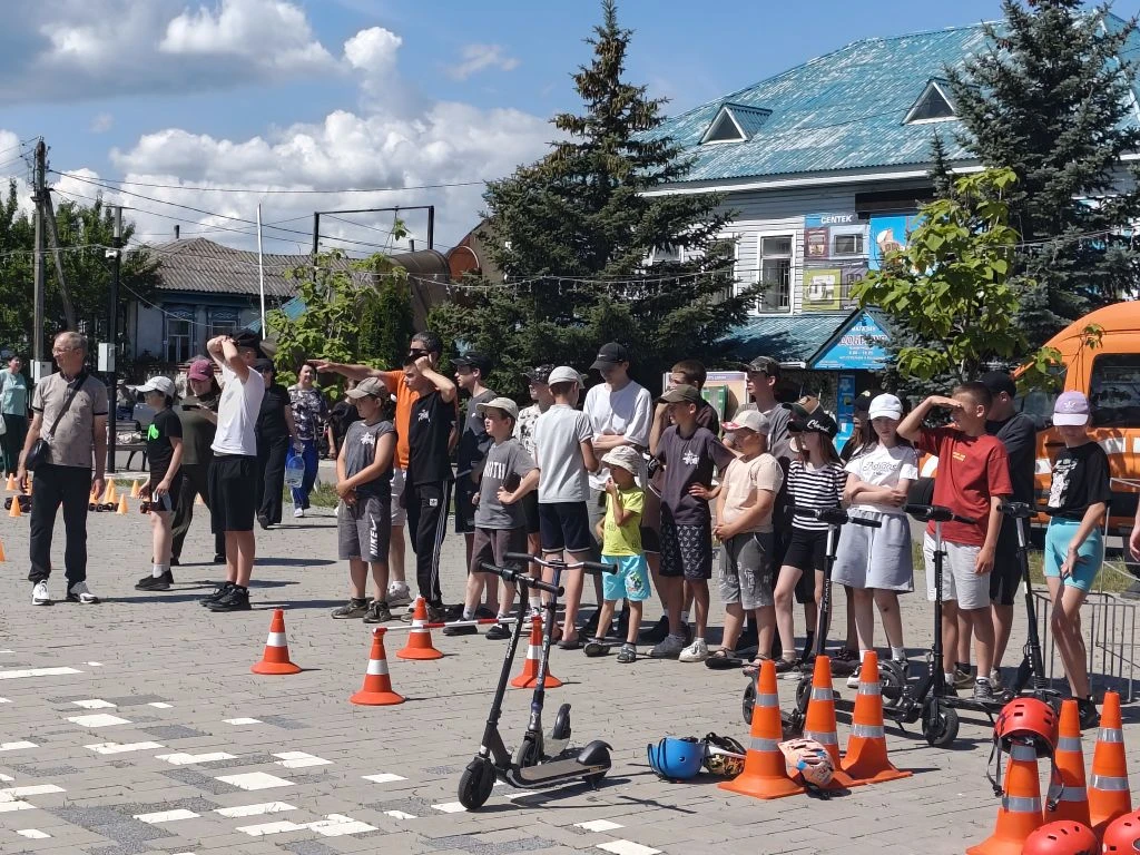 Сегодня, 09.06.2026 года на центральной площади села Пески проведенв занятия по профилактике детског