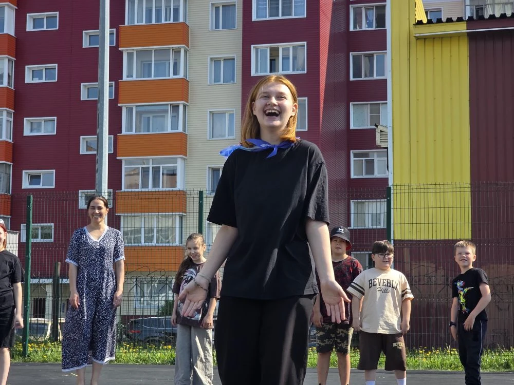 Суббота в нашем пришкольном лагере начинается не с мультиков, а с весёлой зарядки! ☀️🤸

Никаких «ещ