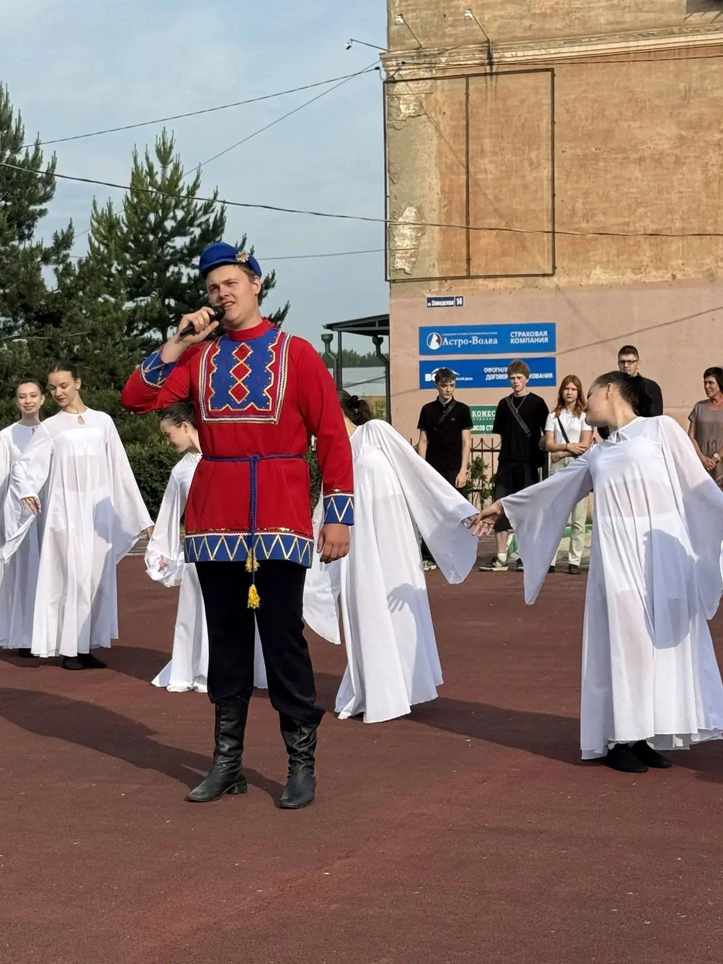 12 июня — День России!

В этот день мы чествуем нашу Родину — страну с великой историей, бескрайними