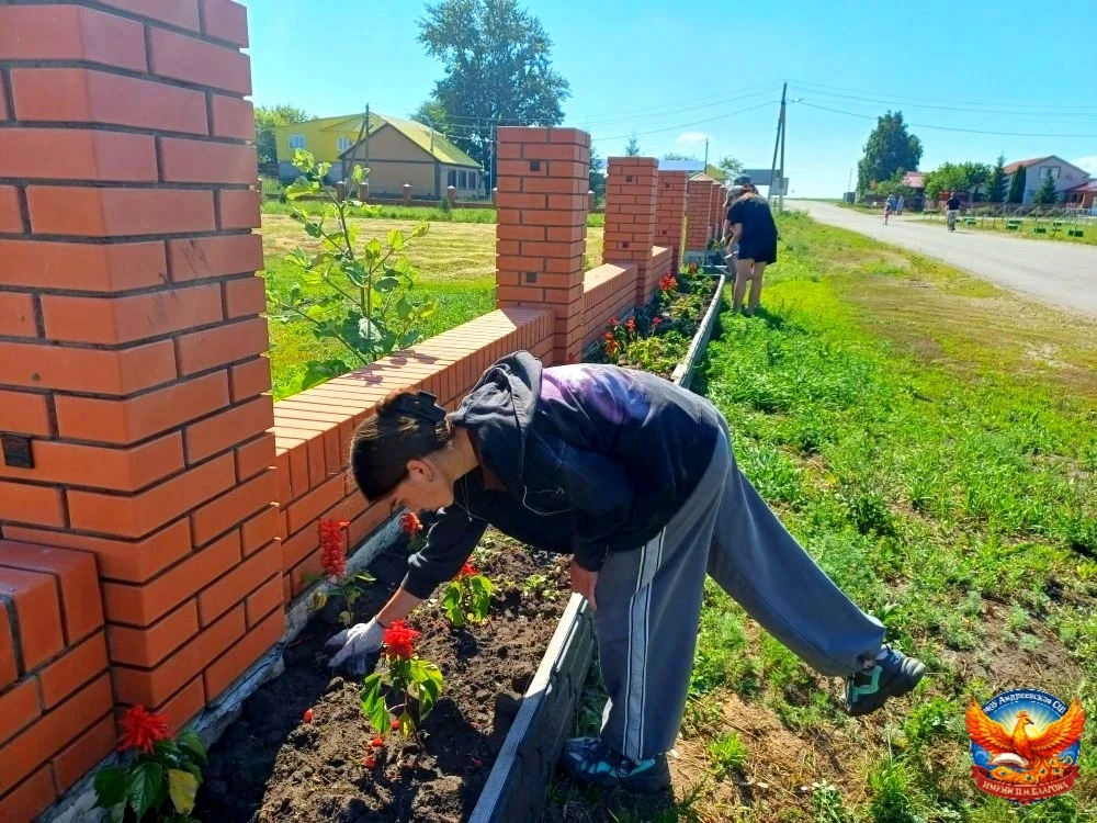 ☀️✨ Летняя практика в самом разгаре! ✨☀️

Наши ребята продолжают преображать школьную территорию — у